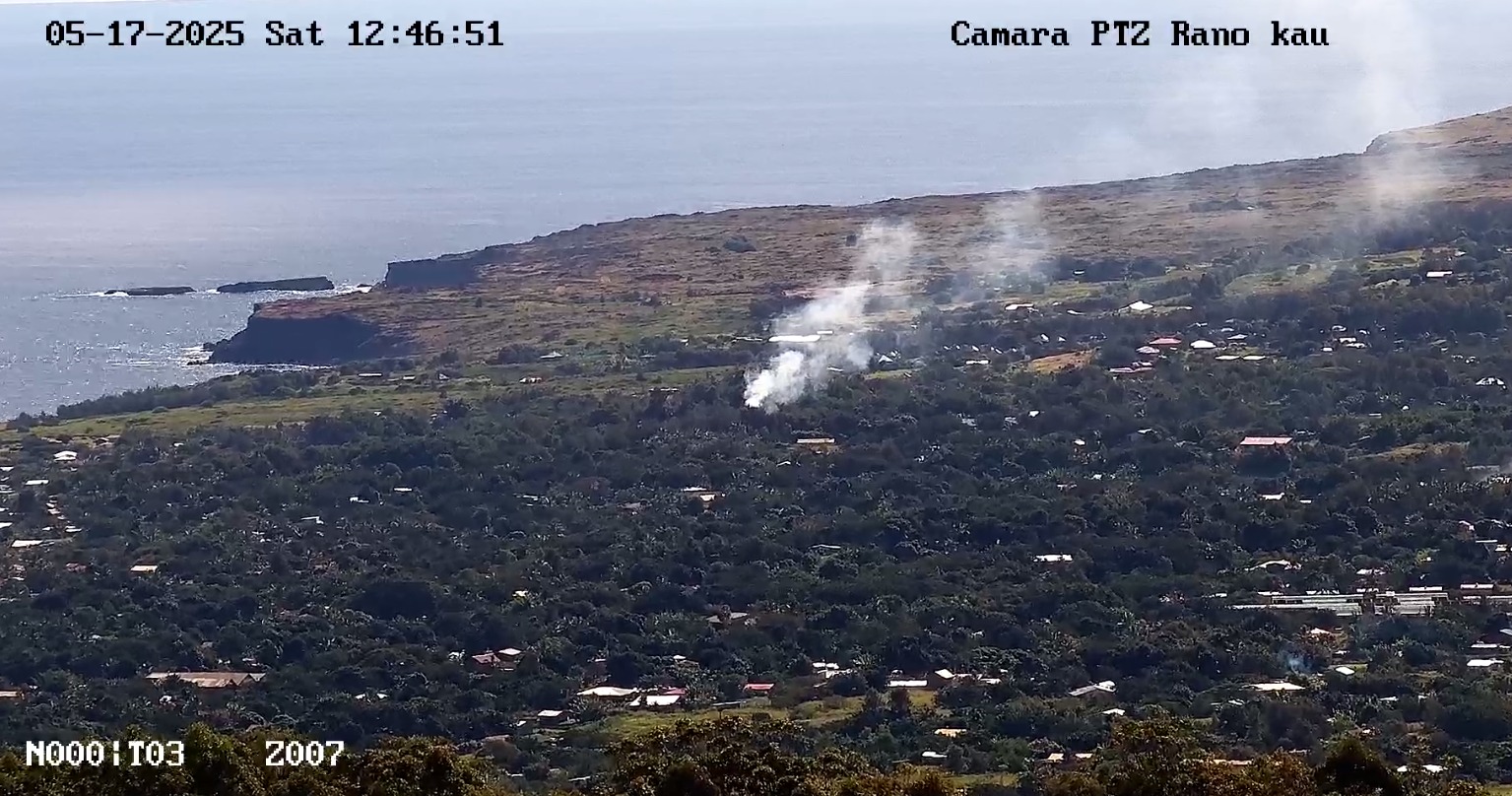 Vista aérea de Hanga Roa en Rapa Nui mostrando la interfaz urbano-rural.