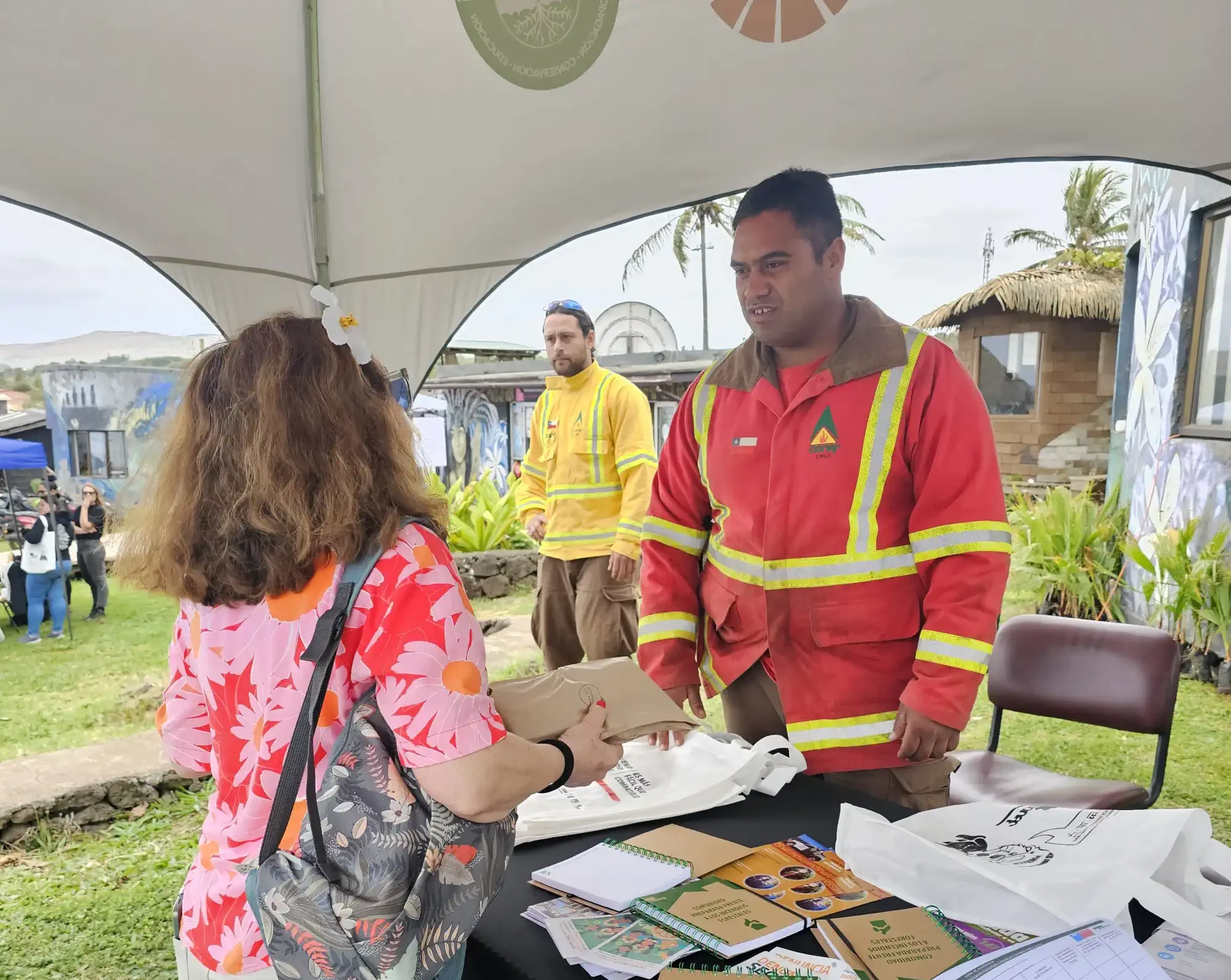 Visitantes en el stand de CONAF Rapa Nui