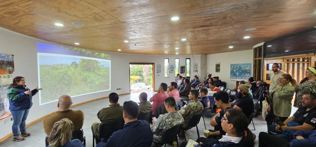 Misión técnica de CONAF a Rapa Nui  promueve el uso responsable del fuego