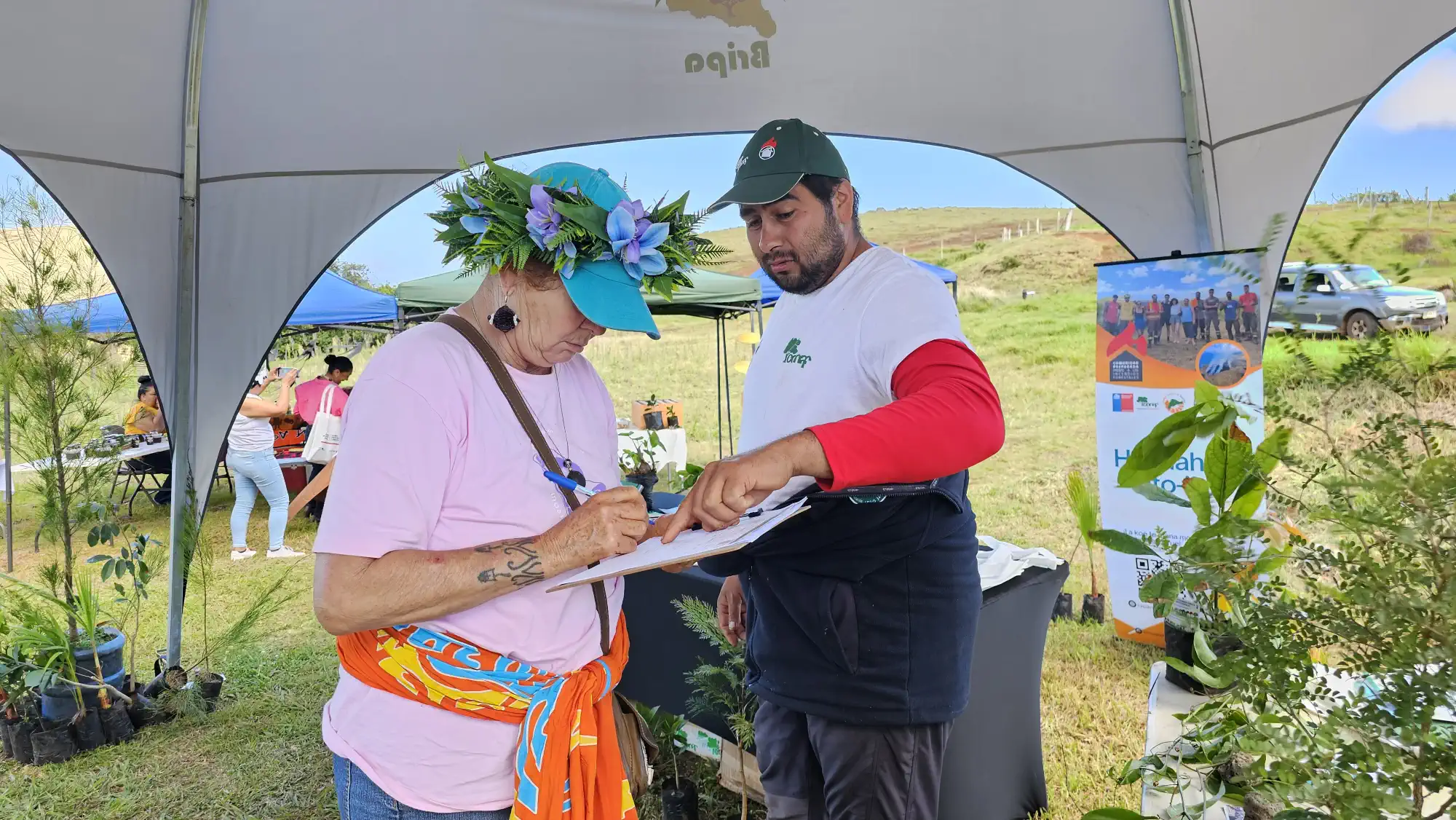 Hoa Fati del vivero inscribiendo beneficiarios