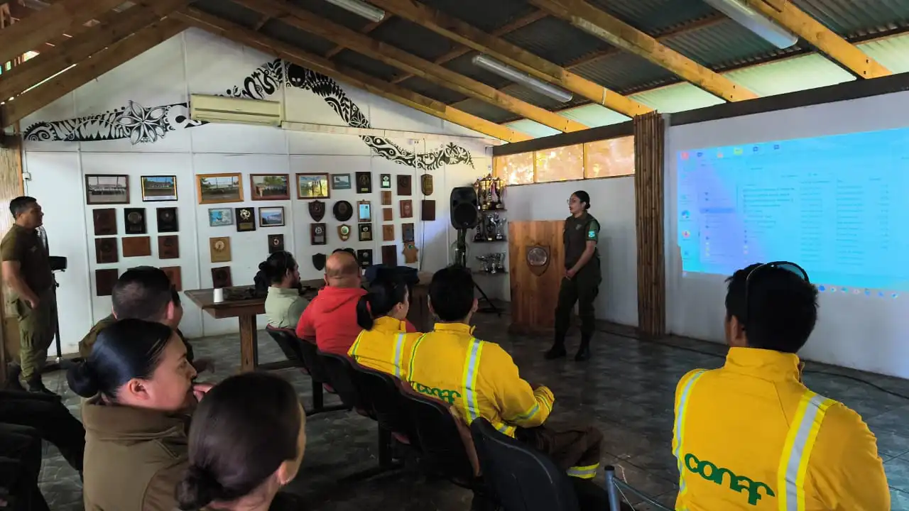 Capacitación CONAF en sala en Rpa Nui
