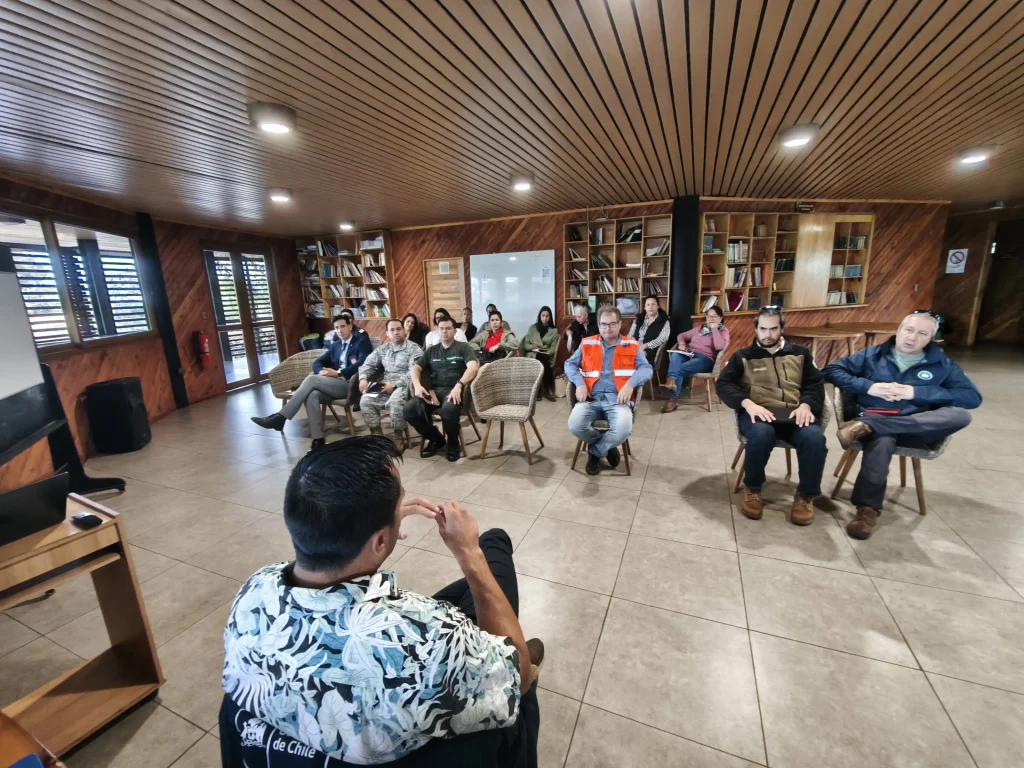 Servicios públicos reciben exposición sobre riesgo de incendio forestal masivo en Hanga Roa