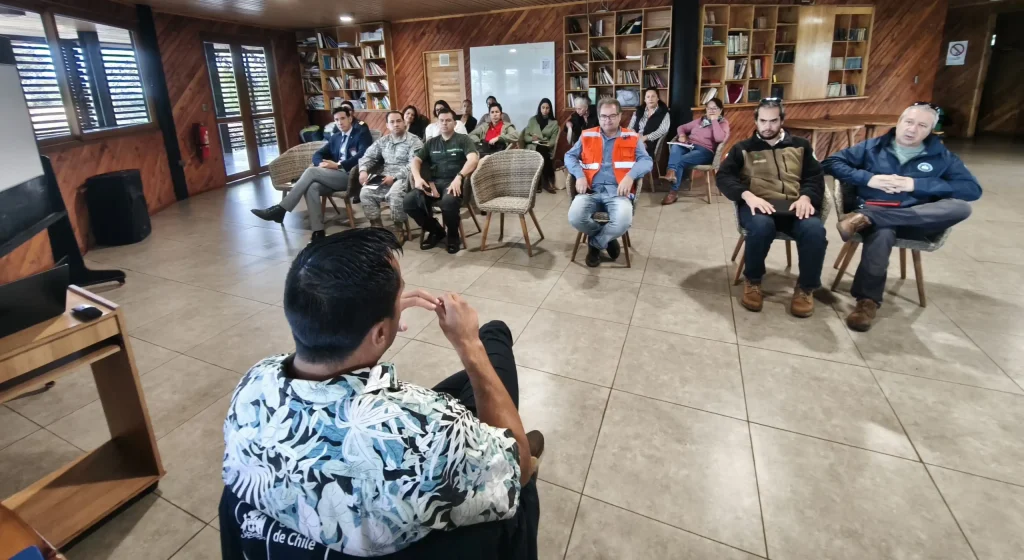Servicios públicos reciben exposición sobre riesgo de incendio forestal masivo en Hanga Roa