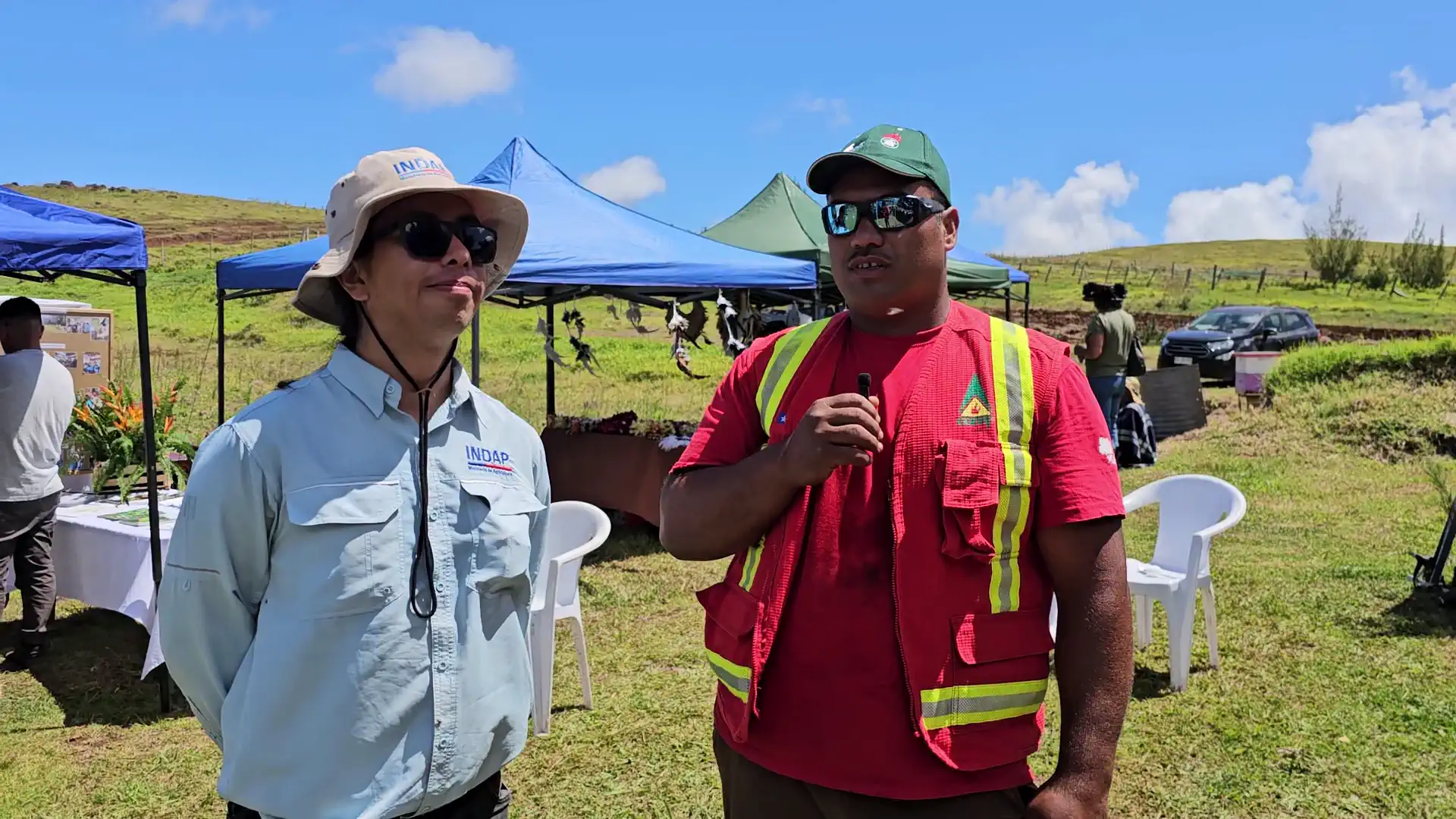 Korahi Tuki entrevistando al ejecutivo de INDAP