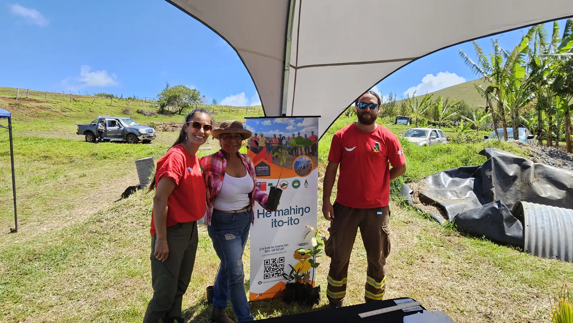 Macarena Cubillos y Cristian Rolof enseñando beneficios de plantar árboles