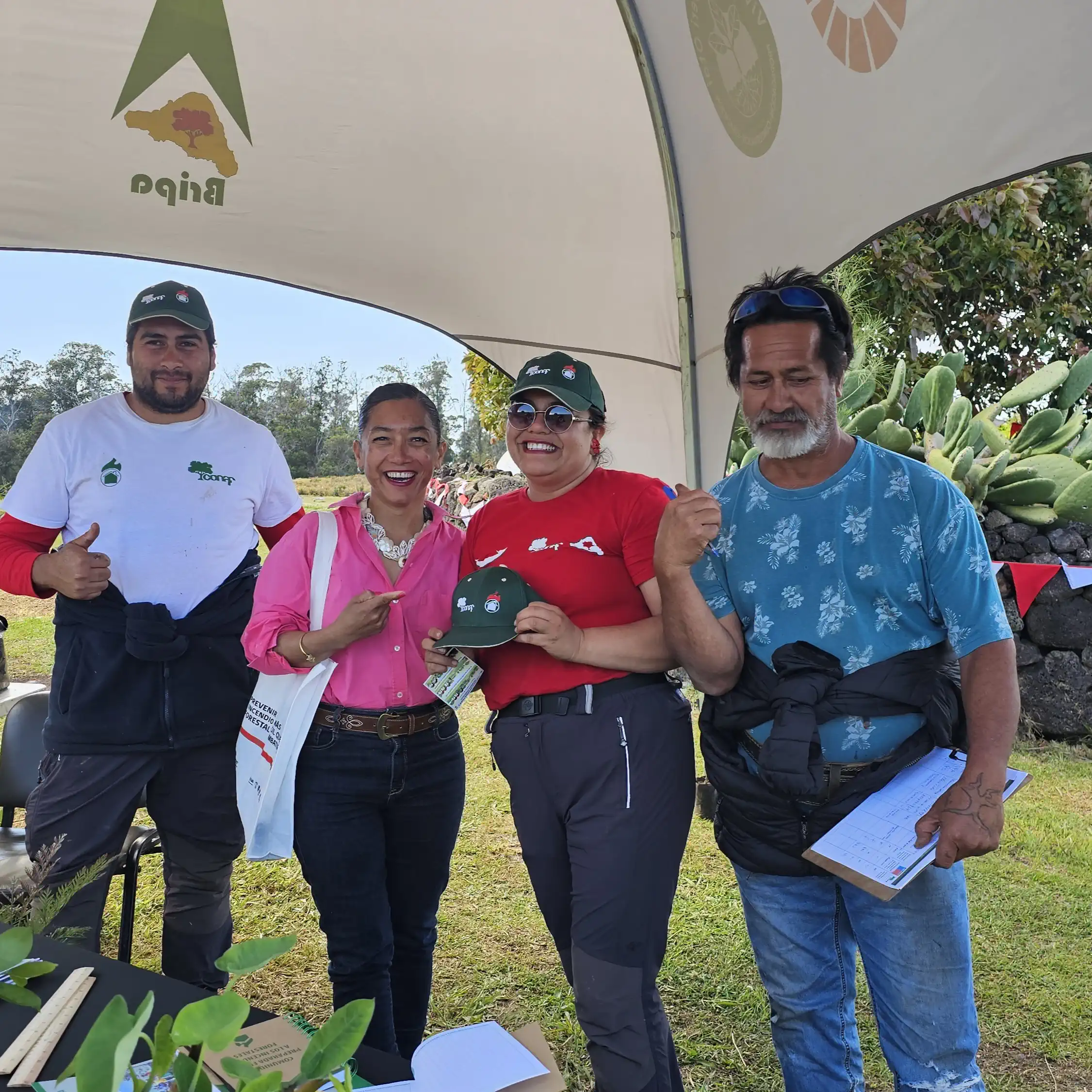 Stefy Diaz encargada del vivero junto a la alcaldesa