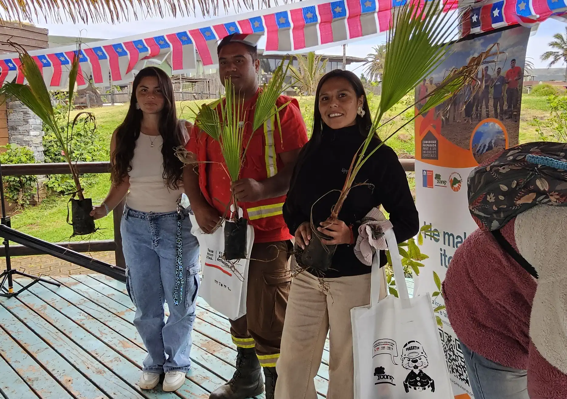 Equipo de CONAF en la feria
