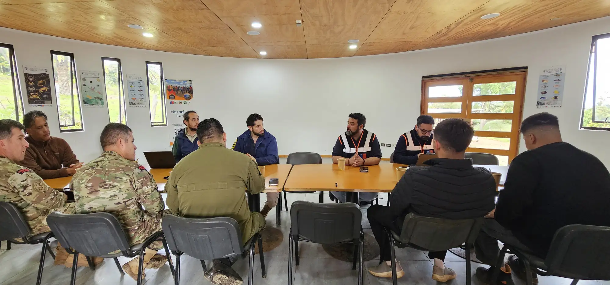 Paisaje de Rapa Nui con Moai al atardecer
