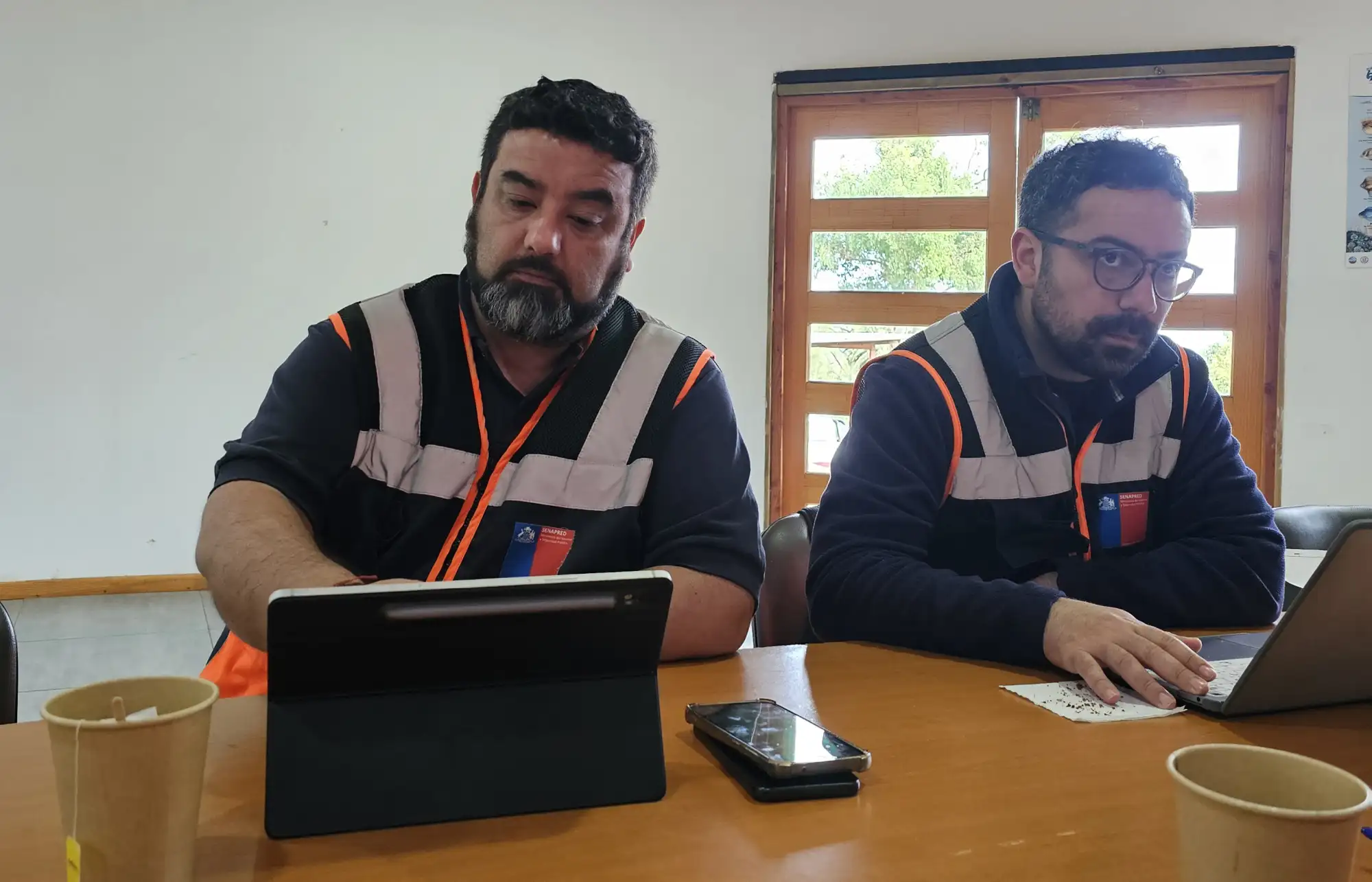 Equipo de emergencia trabajando en terreno