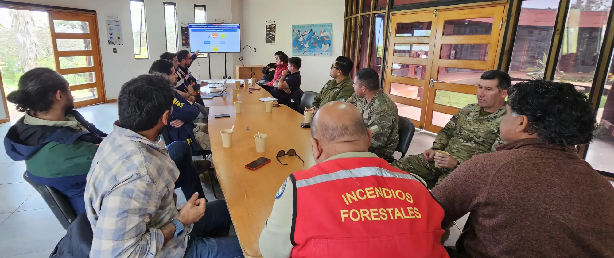 Brigadistas forestales equipados para la acción