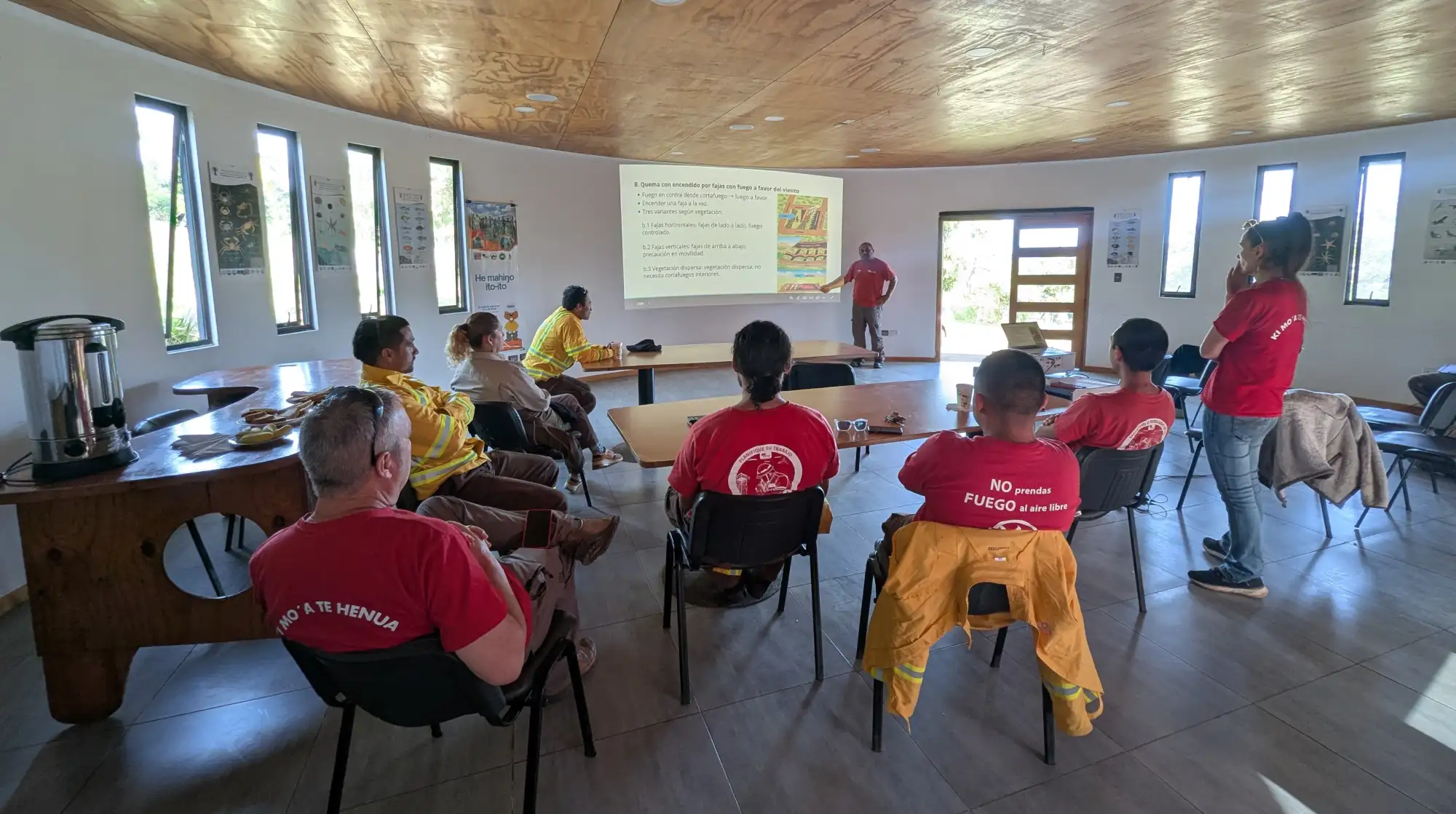 Capacitación sobre quemas controladas en Rapa Nui